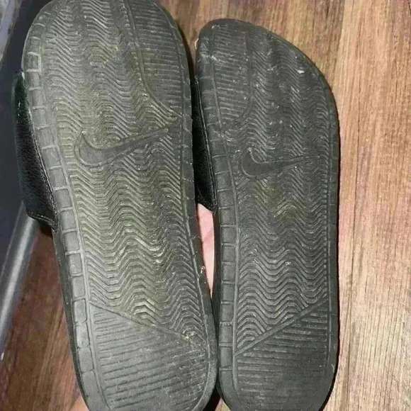 Nike Benassi Swoosh Slides Mens Size 12 Black Sandals Flat Slip On - Picture 5 of 5